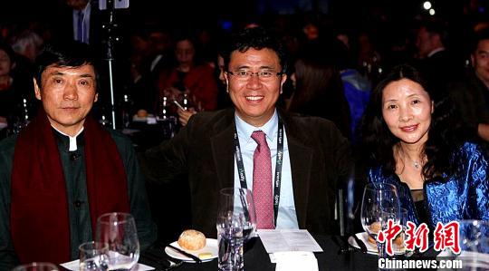 从左至右：曹文轩、张明舟，以及儿童文学作家、曹文轩妹妹曹文芳?！∶狭铈?摄