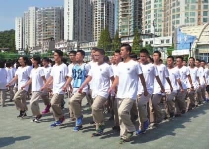 长沙中学生军训出台新规定 不得与女生拉拉扯扯