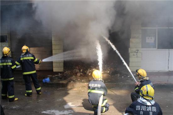 四川一门店突发大火 挖掘机“帮忙”灭火
