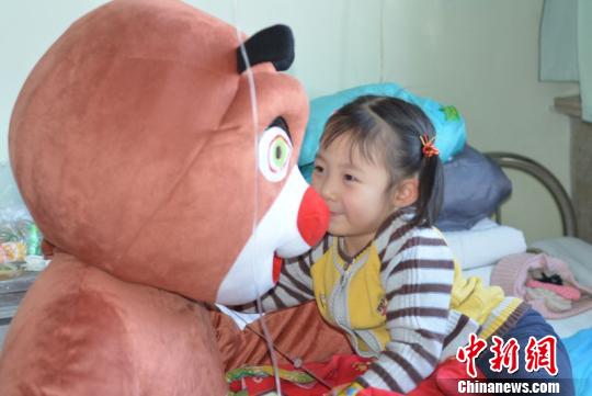志愿者装扮成熊大、美羊羊、小老虎、小恐龙、小熊猫、魔术师、小丑、超人、蜘蛛侠等中国儿童喜欢的卡通形象，缓解患儿对病痛的恐惧?！》独龇?摄