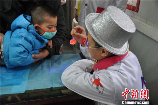 为了提高“小丑医生”团队服务质量，陈晨多次组织成员进行急救知识，心理常识，绘画、魔术、舞蹈等多种技能的培训。　范丽芳 摄