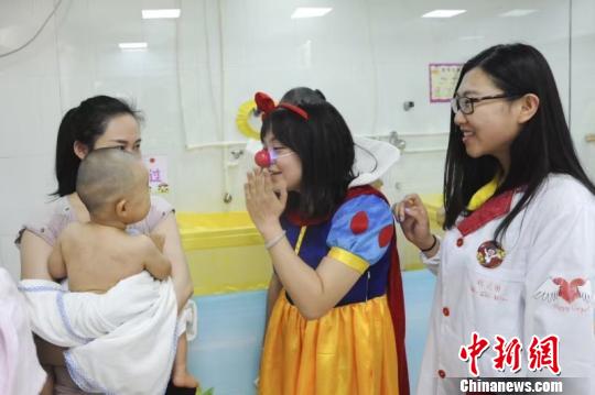 志愿者装扮成熊大、美羊羊、小老虎、小恐龙、小熊猫、魔术师、小丑、超人、蜘蛛侠等中国儿童喜欢的卡通形象，缓解患儿对病痛的恐惧。　范丽芳 摄