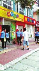 执法时被店主持刀踩倒在地 城管打砸商铺（图）