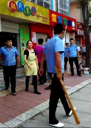 执法时被店主持刀踩倒在地 城管打砸商铺（图）