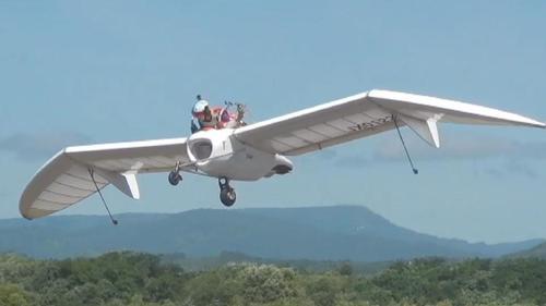 昨天，历经十三年打造而成的[Mowe（德语海鸥之意）]滑翔机，与公众见面。八谷像娜乌西卡一样，单人驾驶Mowe，放飞少年梦想。