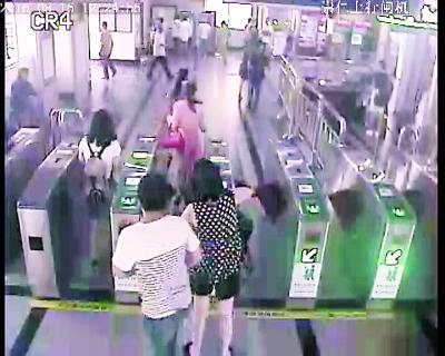 地铁惯偷被抓后感叹：太好下手 不偷对不起自己