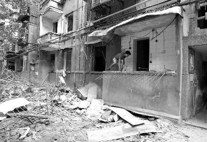 西安一小区内楼上还有住户 挖掘机拆了一楼阳台