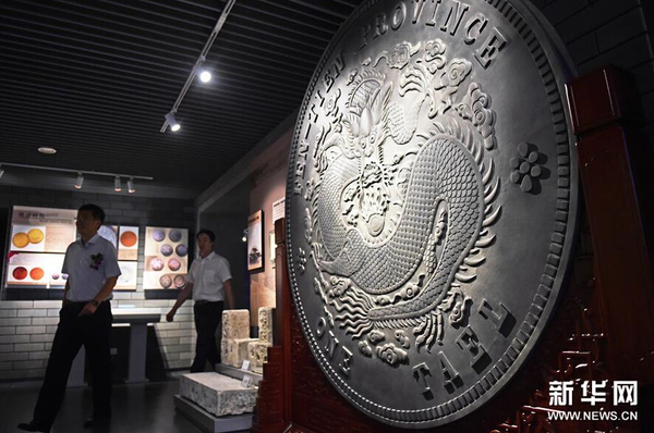 8月23日，观众在博物馆内参观。1