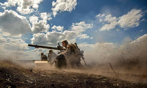 乌军发射无后坐力炮。