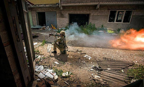 乌军士兵发射火箭筒。