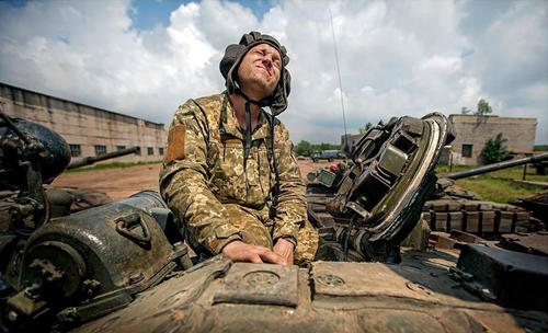 乌政府军坦克兵。