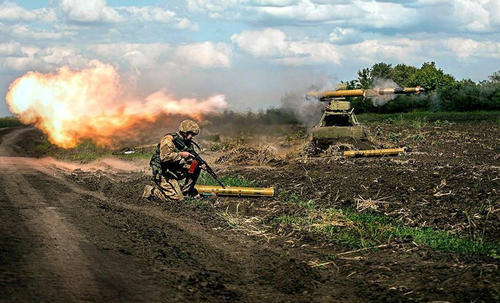 发射反坦克导弹。