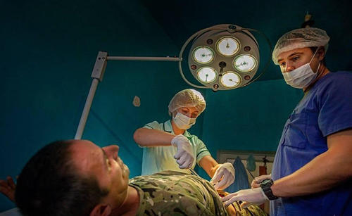 受伤军人正在接受手术。