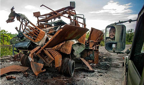 路边被炸成废铁的军车。