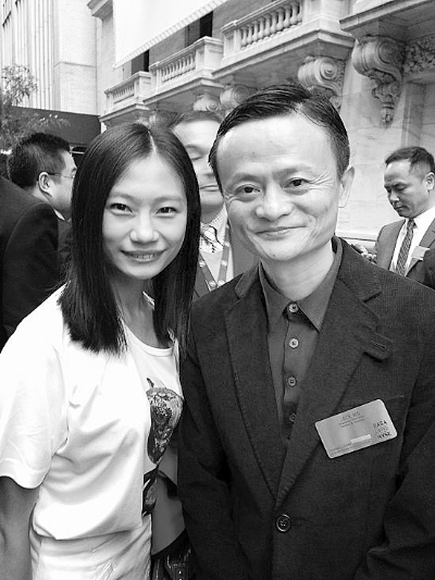 　　2014年9月19日，劳丽诗以“奥运冠军”卖家的身份现身纳斯达克，成为阿里巴巴登陆纽交所的敲钟人。图为当天，她与马云的合影