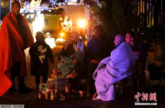 8月25日，据外媒报道，意大利民防局消息称，意大利6级以上破坏性地震造成的遇难者人数已上升至159人。尚有大量群众被埋在瓦砾底下，因此死亡数字很可能继续上升。图为阿马特里切市的受灾民众街头过夜。