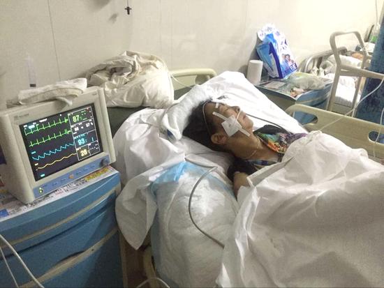 水泥罐车与校车相撞3人死亡22人受伤村民从家中拿出被子帮忙将伤者抬到路边