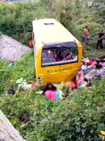 水泥罐车与校车相撞3人死亡22人受伤村民从家中拿出被子帮忙将伤者抬到路边