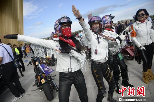 图为女车手赛前随着音乐热身?！×跷幕?摄