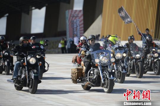 图为动力机车队伍整装待发。　刘文华 摄