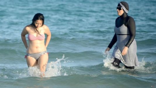 布基尼禁令引抗议法国最高行政法庭紧急“叫?！? style=