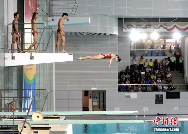 8月28日上午，内地精英运动员在香港表演花式跳水。当天，里约奥运内地精英运动员代表团继续访港行程，与市民交流，部分运动员到维多利亚公园（维园）游泳池示范跳水。 中新社记者 谭达明（香港分社） 摄