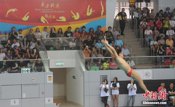 运动员曹缘示范跳水。 中新社记者 谭达明（香港分社） 摄