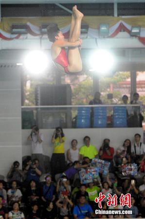 部分运动员到维园游泳池示范跳水。 中新社记者 谭达明（香港分社） 摄