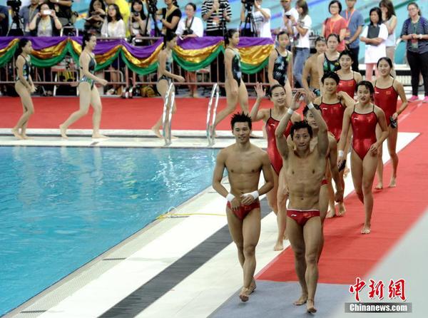 运动员向观众挥手致意。 中新社记者 谭达明（香港分社） 摄