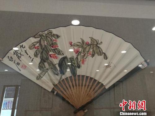 《生活艺术理想家》名家真迹展连日来在江西南昌举办，其中包括近现代中国著名绘画大师齐白石、山水画大师黄宾虹、海派书画画匠程十发、“东方梵高”崔子范、当代书法家“草圣”林散之等人的代表作品。图为齐白石的作品《《花卉草虫》?！∷章烦?摄