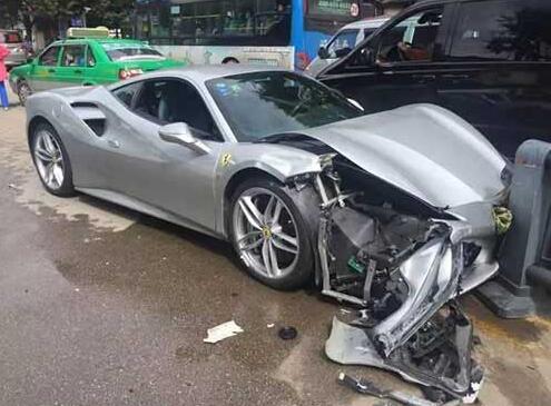 避小狗两豪车相撞