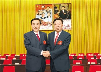 8月28日下午，自治区召开全区领导干部会议，宣布中央决定：吴英杰同志任西藏自治区党委书记，陈全国同志不再担任西藏自治区党委书记、常委、委员职务。这是吴英杰和陈全国亲切握手。本报记者 姚海全 洛桑 摄