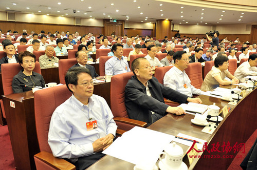 常委们认真听取刘延东作关于“促进社会主义文艺繁荣发展”的报告2