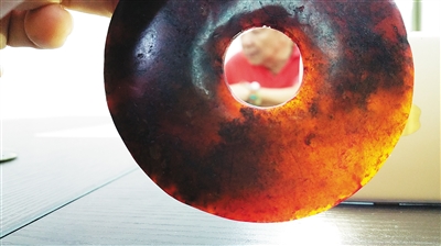 陈作发收藏的红山文化玉璧。