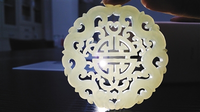 陈作发收藏的羊脂玉佩。