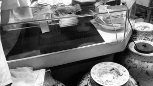 ■摆放钱币的柜台被盗一空。