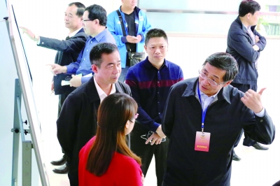 厦门市政协主席张健和市区政协委员视察集美“健康小屋”。 王文津 摄