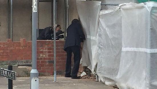 来自推特上的目击者图片，施工现场搭有防水油布和脚手架，可见部分砖块瓦砾