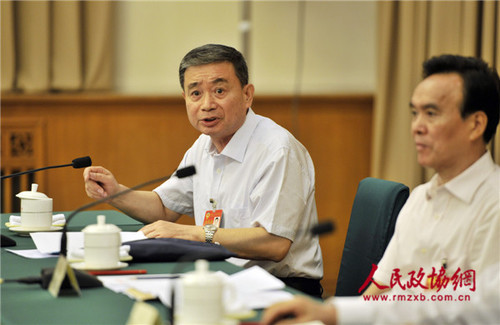 徐一天常委在“让中国精神成为社会主义文艺的灵魂”专题分组讨论会上发言。