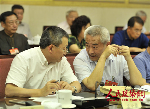 卫小春常委（左）和邵鸿常委在一起交流