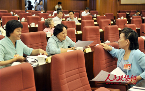 甘露、邓楠和潘贵玉（从左至右）三位常委在一起交流