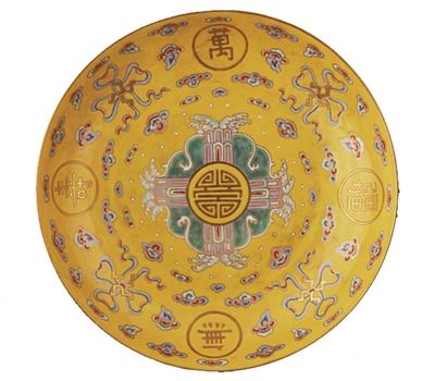 黄地粉彩描金万寿无疆盘。
