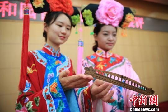 首届北京颐和园特色旅游文创产品展评，30日在京揭晓。经过专家团评审，十七孔桥御尺获得第一名。图为木质的十七孔桥御尺?！≡尽∩? style=