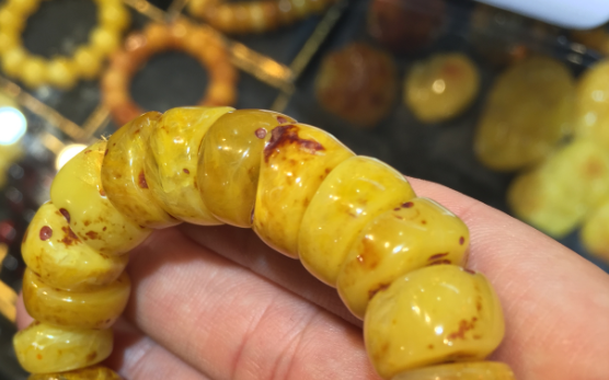 在某个展会上，小潘看到一堆塑料仿的蜜蜡，摊主对围观的顾客神秘地说：“其实，这些蜜蜡是产自中国的……是在一个老宅子里挖出来的?；故乔宄腔岫砉说笔贝吹?，后来不知道为什么埋地下没带走，碰巧翻修老房子，挖出来了……”满满的套路啊……买东西的时候千万别相信故事！