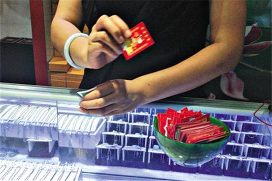 这个骗局比较常见，商场抽奖抽到一折购买翡翠饰品的卡片，千万不要下手买，花几千买的可能也就值几百块钱！