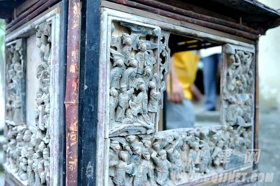 3面花板均有数十个栩栩如生的人像铲底浮雕。李皓 摄