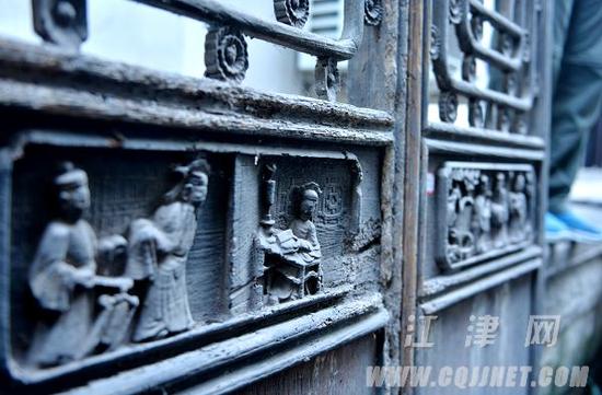 旧木门的中间雕刻着栩栩如生的人像，警人深省。李皓 摄