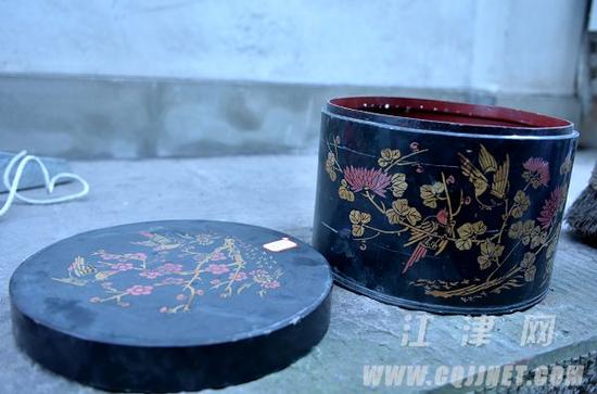 这个盒子是装什么的？刘栋林告诉记者，老人们都说是用来装官帽的。李皓 摄