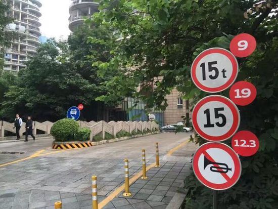 成都交通标志现未读小红点 交警:涉私改交通标志