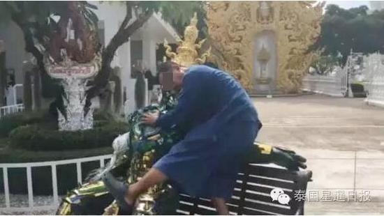 图为游客在白庙的不文明行为。 